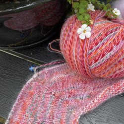 NYHED! Candyfloss Blusen  Strikkeopskrift