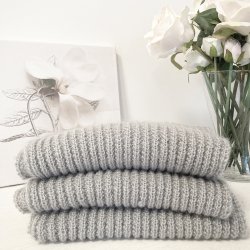 Louise Halstrkldet  Strikkeopskrift