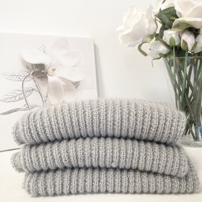 Louise Halstrkldet  Strikkeopskrift