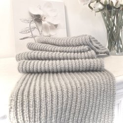 Louise Halstrkldet  Strikkeopskrift